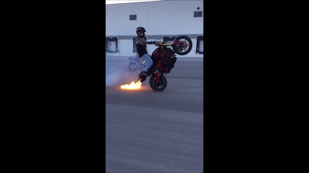 Il fait une roue avec sa moto et fini en feu! Oups