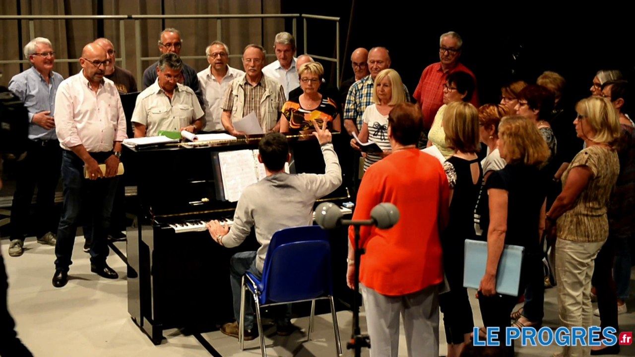 Lyon : répétition des choristes qui monteront sur scène avec Romane Bohringer