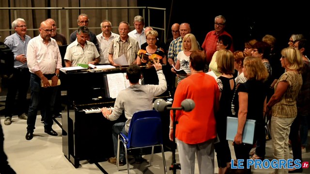 Lyon : répétition des choristes qui monteront sur scène avec Romane Bohringer