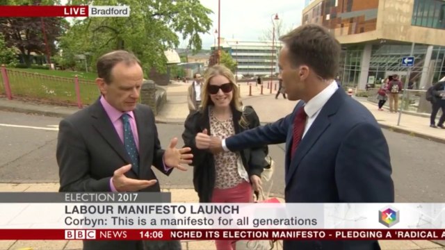 Un présentateur de la BBC touche les seins involontairement d'une femme en direct