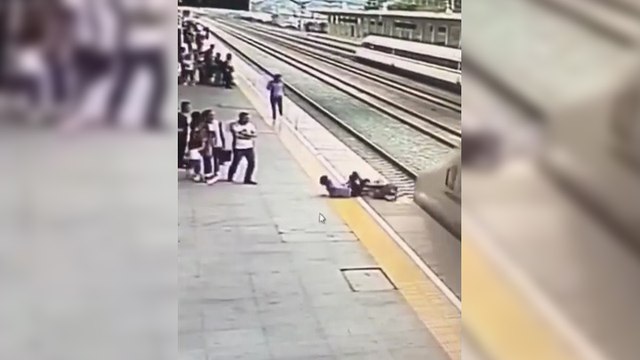 Il sauve une femme qui allait se jeter sous un train