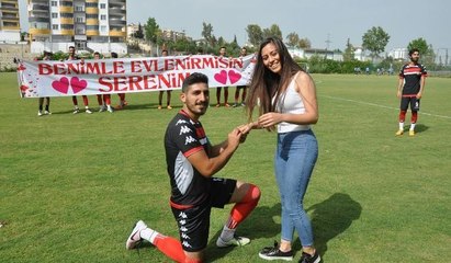 Yeşil sahada sürpriz evlilik teklifi