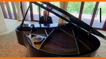 ماذا ولماذا؟: بوتين في الصين يعزف البيانو!