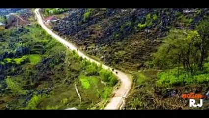 Du khách phương Tây thích đi cày và cuốc đất khi du lịch Hà Giang Việt Nam