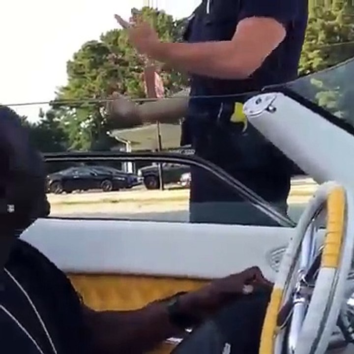 Atlanta, les policiers arrêtent Akon pour des selfies