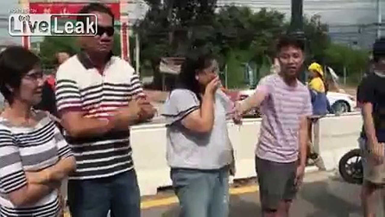 Une femme se prend une voiture de plein fouet alors quelle traverser une quatre vois