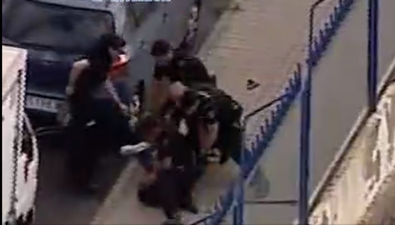 Neutralizado un hombre que deambulaba con un hacha provocando desperfectos en varios coches