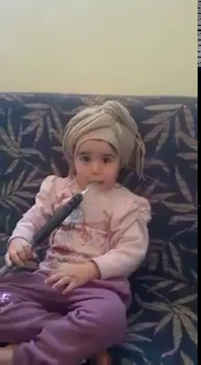 أصغر طفلة تدخن "الارجيلة" ههههههه