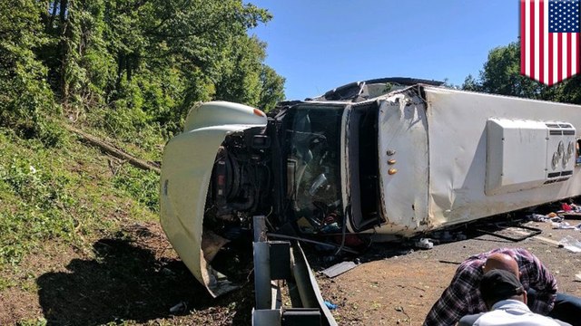 鄰車失控擦撞　校車翻覆30人傷