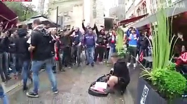 Ces supporters de l'Ajax décident de tous donner une pièce à ce musicien de rue
