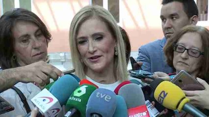 Cifuentes censura el "difama que algo queda" y dice dormir "muy tranquila"