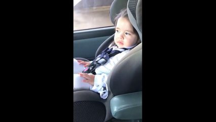 Cette petite fille attend le refrain de la chanson Uptown Funk de Bruno Mars !