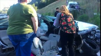 Milagroso: coche se parte en dos y salva la vida en medio