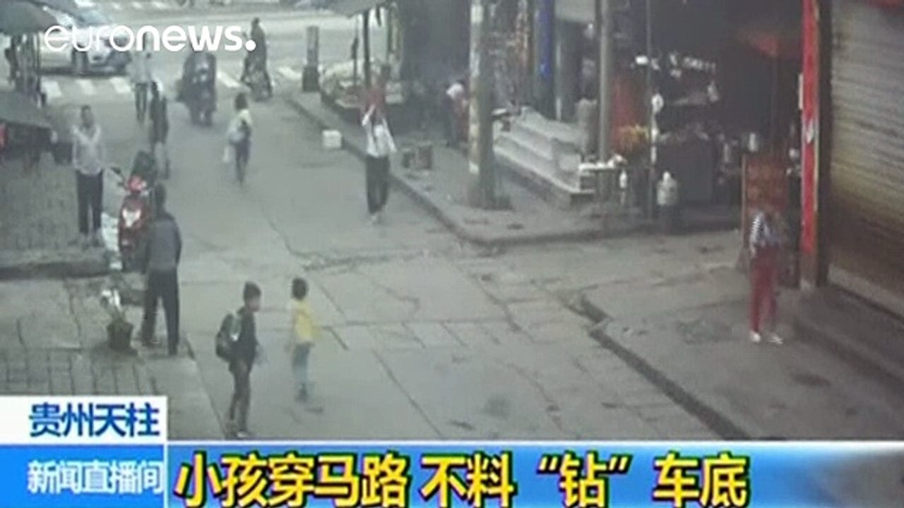 Chine : une petite fille se fait rouler dessus par une voiture et ressort indemne