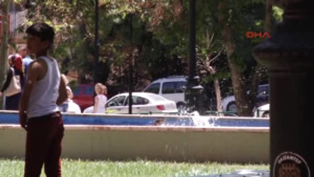 Gaziantep Sıcaktan Bunalan Çocuklar Süs Havuzunda Serinledi