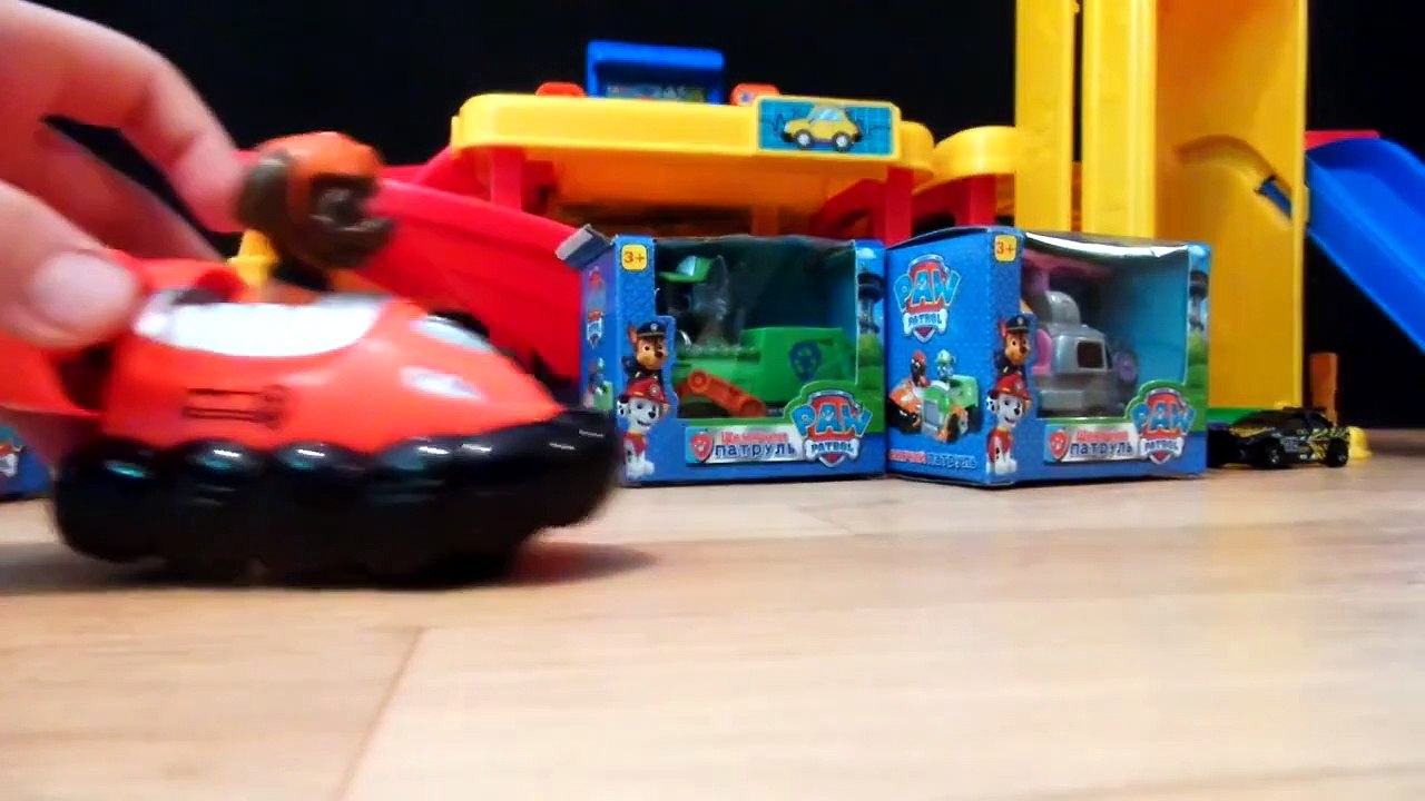 Paw Patrol Kinderautos fahren das Parkhaus herunter Fisher Price Little People - Spielzeug