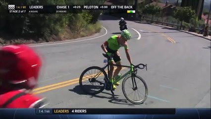 Le cycliste Toms Skujins chute lourdement et tente de reprendre la route...