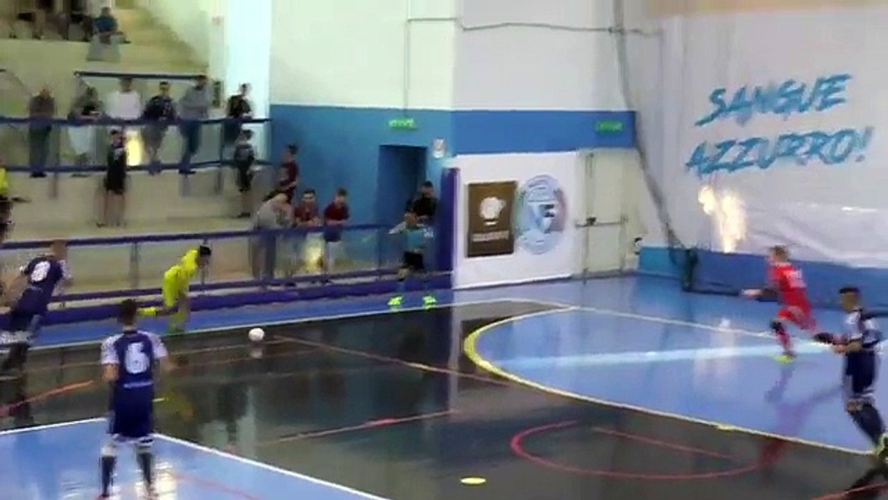 Jovem Português desenha jogada fantástica de futsal