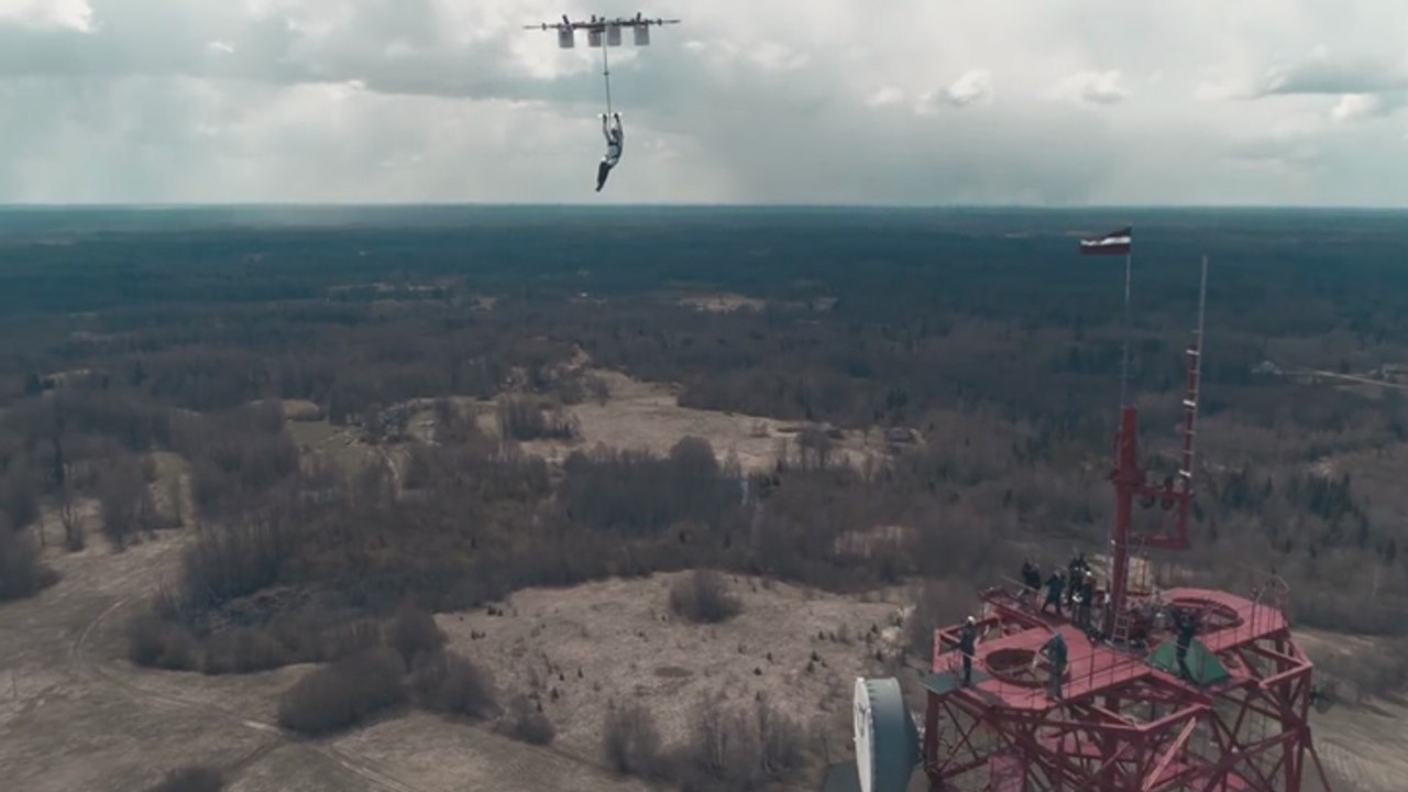 Il saute en parachute depuis un drone