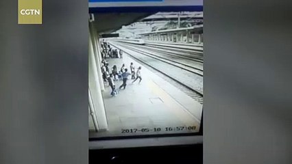 Un homme sauve une étudiante qui voulait se jeter sous un train