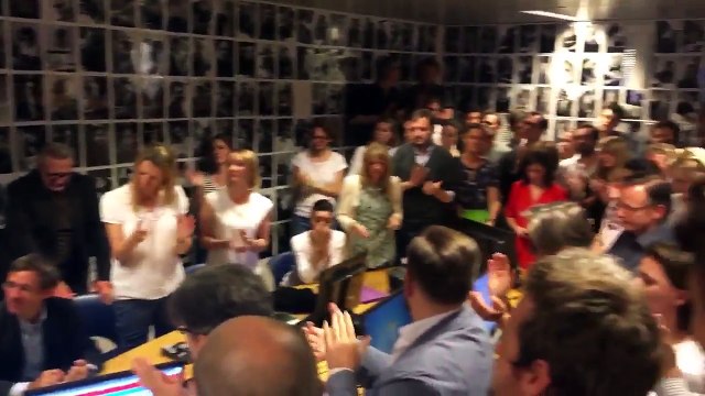 Regardez l'émotion et la standing-ovation de la rédaction de France 2 lors de la réunion en présence de David Pujadas