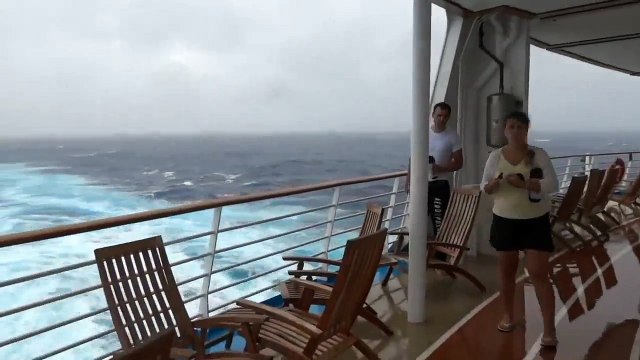 Khung cảnh đáng sợ của cơn bão tại tam giác quỷ Bermuda