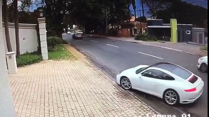 Màn tẩu thoát ngoạn mục của Porsche 911 khi đối đầu tên cướp có súng như phim Fast and furious