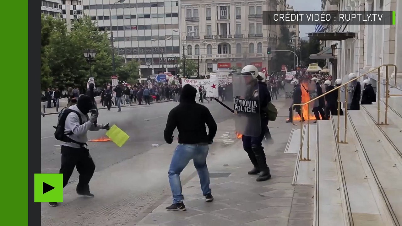 Heurts et gaz lacrymogène à Athènes lors d’une grève contre le nouveau plan d'austérité