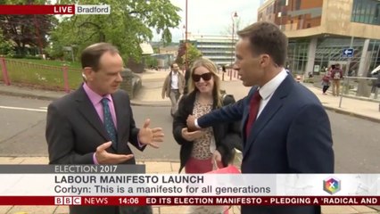 Ce journaliste repousse une passante en lui touchant la poitrine... En direct
