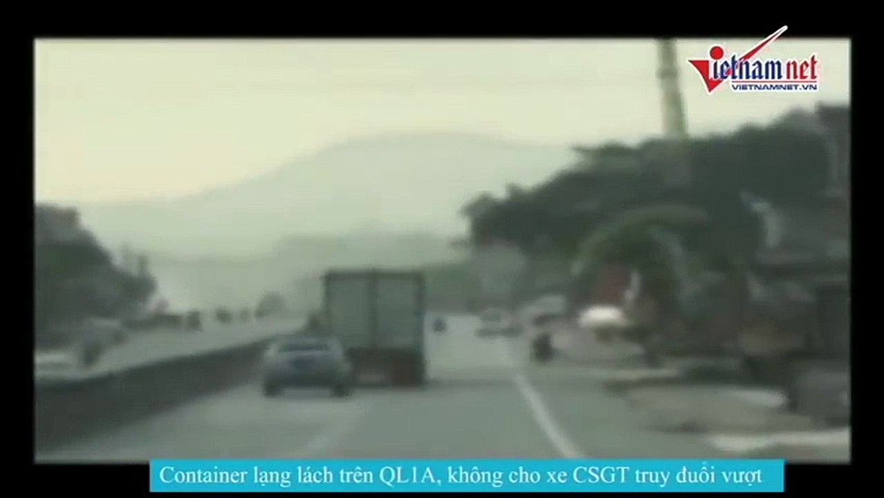 Xe container lạng lách, chèn ép xe CSGT - Songlamplus.vn
