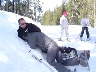 Alex lui fait bouffer la neige