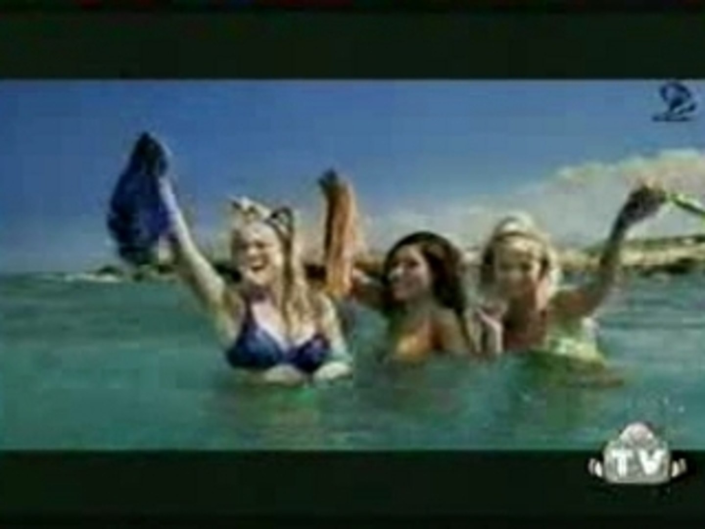 Underwater - 3 girls take off bikini - nerd takes photo - - Vidéo  Dailymotion