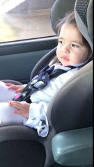 Menina espera pela batida, e começa dançar com grande estilo.