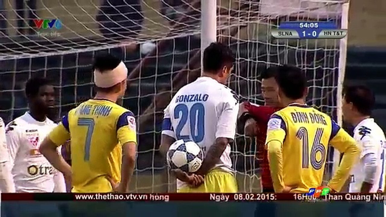 Gonzalo (HN T&T) đánh nguội Mạnh Hùng (SLNA)