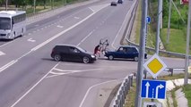 Cette voiture attend un vélo pour le renverser !!