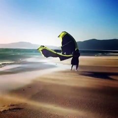 Le vent emporte ce Kitesurfer super violament !