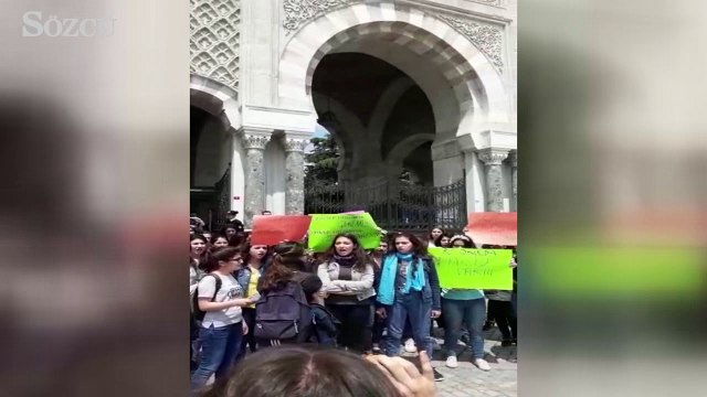 Üniversitede kız öğrenci protestosu!