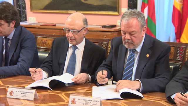 Gobierno central y vasco firman el acuerdo del cupo vasco