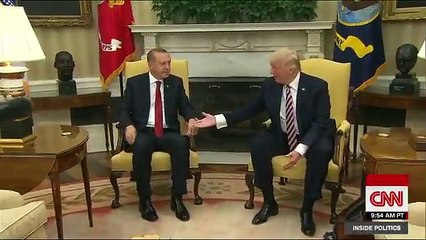 مصافحة ترامب المميزة فعلها مع الجميع إلا أردوغان .. شاهد