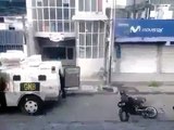 Venezuela: Guardia Nacional Bolivariana incendian moto de manifestante