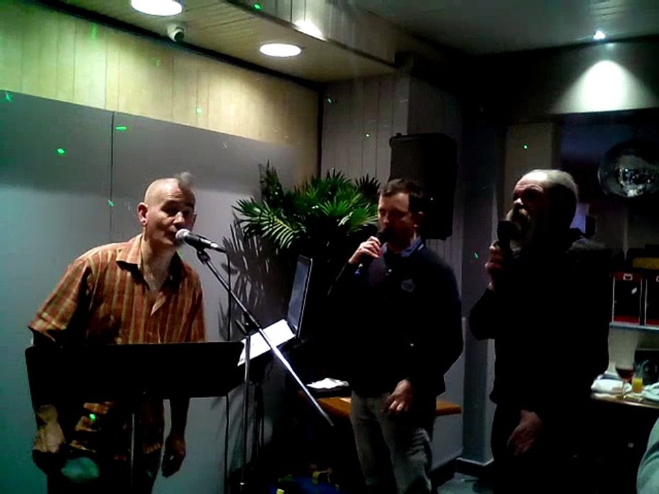 Alex et Philippe interprètent "Les copains d'abord !" de Georges Brassens