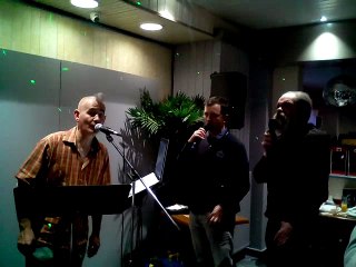 Alex et Philippe interprètent "Les copains d'abord !" de Georges Brassens