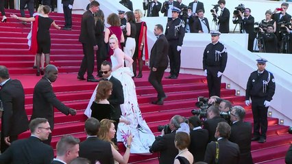 Download Video: Cannes: les stars de la soirée d'ouverture sur le tapis rouge