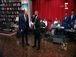 عمرو أديب «ينقط» أحمد سعد بـ 200 جنية على الهواء