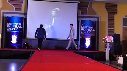Đại diện Việt Nam tự tin catwalk, chào hỏi ấn tượng ở Mister Global