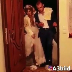 عريس غبي تسبب في سقوط عروسه