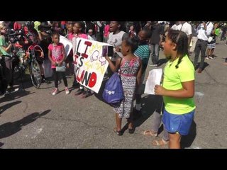 kids in the muhammad ali hometown marching in his honor EsNews Boxing