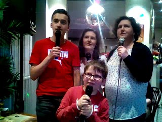Mathieu, Nathan, Alicia et Sylvie interprètent "On écrit sur les murs" des Kids United