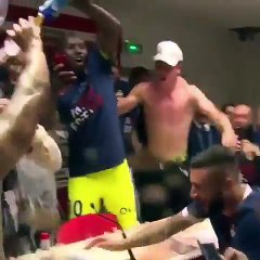 Mbappé et Moutinho déversent un bac d'eau sur Jardim en pleine conf'