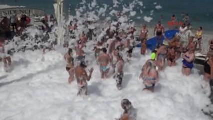 Kemer Turistlere Köpük Partili Eğlence